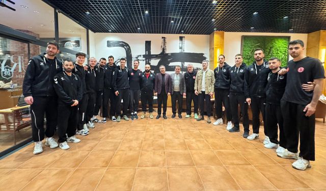 Dere, voleybolcularla bir araya geldi