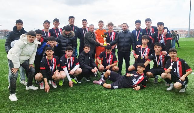 Liseli gençler futbolsa şampiyon Spor Lisesi