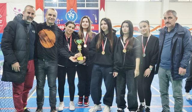 Teniste Ada Koleji ve Mehmetçik şampiyon