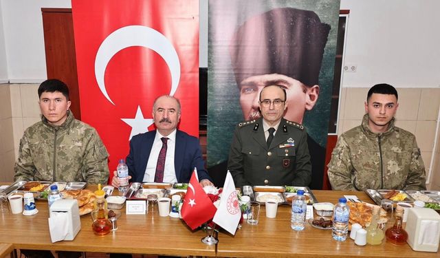 Mehmetçiklerle iftar  sofrasında buluştular