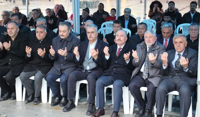 Çorum esnafı ve protokol  savaşsız dünya için dua etti