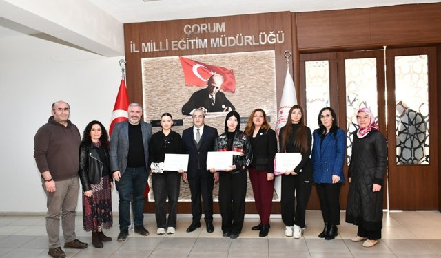 Afiş yarışmasında başarılı  öğrencilere ödülleri verildi