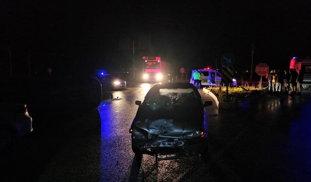 Çorum’da polis aracı ile otomobil çarpıştı: 3 yaralı