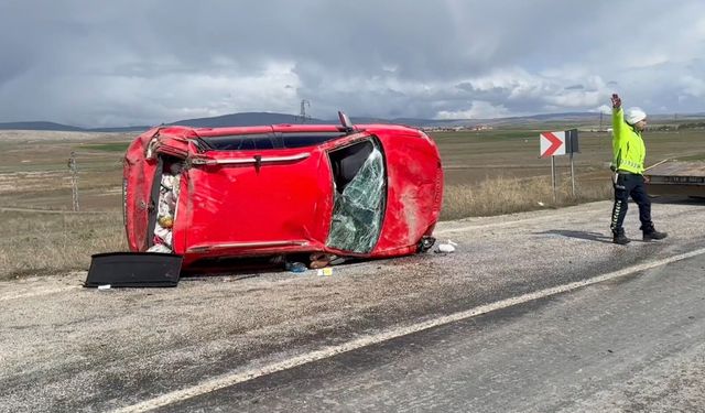 Takla atan otomobildeki  3 kişi yaralandı