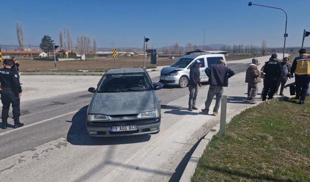 Çorum'da hafif ticari araç ile otomobil çarpıştı: 1 yaralı