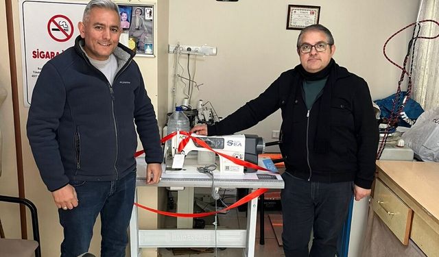 Şanslı terziler kazandıkları  dikiş makinesini teslim aldı