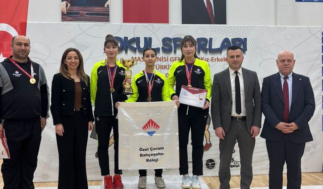 Çorum'un genç raketleri set vermeden Türkiye şampiyonu!