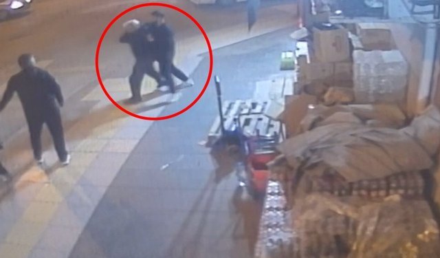 Trafikte tartıştığı 57 yaşındaki adamı darbetti! O anlar kameraya yansıdı