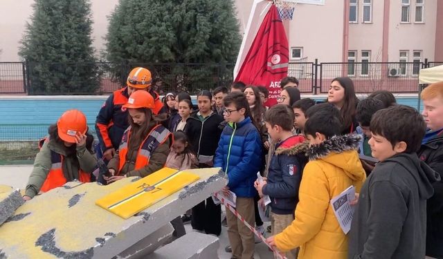 Öğrencilere deprem eğitimi