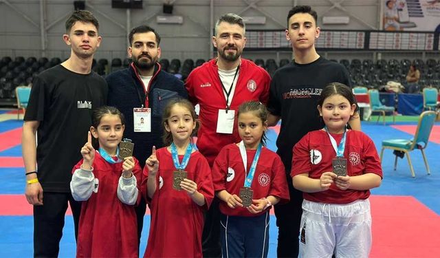 Karatecilerden ilk gün  3 Türkiye şampiyonluğu