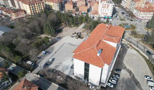 Çorum'da lise bahçesindeki ağaçların kesilmesine tepki