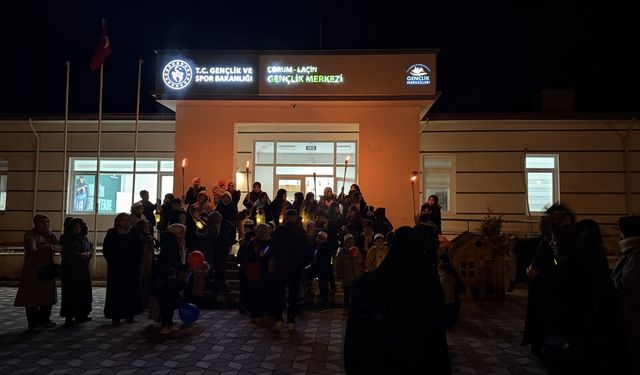 Çocuklar teravih namazına  "fener alayı" ile gitti