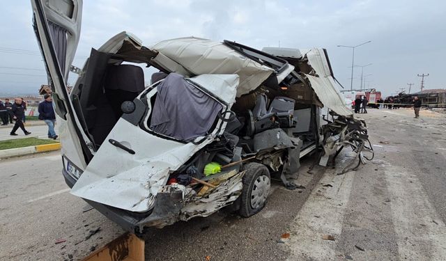 Çorum plakalı TIR’ın  freni patladı: 18 yaralı