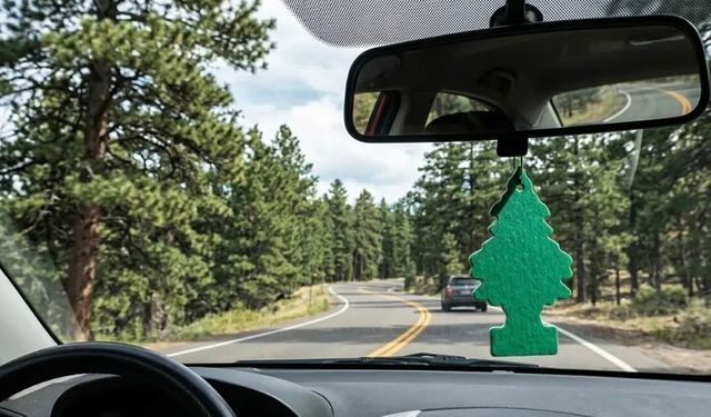 Telefon tutacağı ve dikiz aynasına asılan kokular yasak mı?