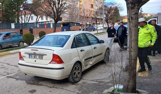 Çorum’da 2 otomobil çarpıştı:1 yaralı
