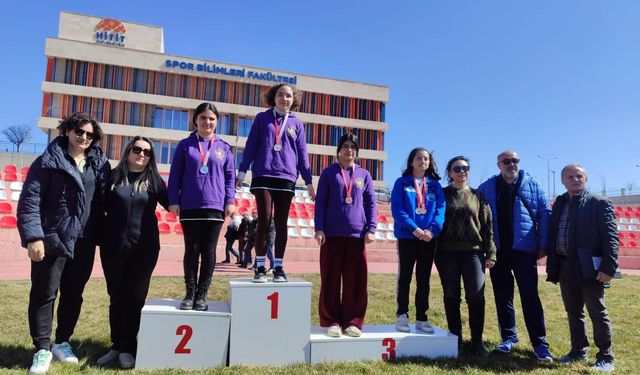 Özel atletler madalya için yarıştı