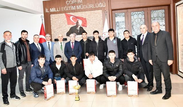 Cemil Çağlar şampiyon futsalcıları ödüllendirdi