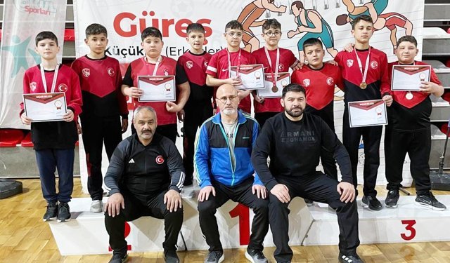 Güreşçilerden altı final bileti