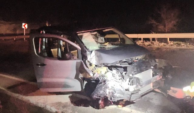 Çorum’da hafif ticari araç  kamyona çarptı: 3 yaralı