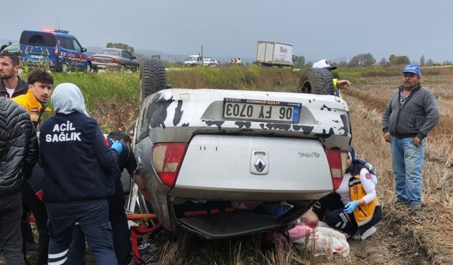 Çeltik tarlasına devrilen  otomobildeki 4 kişi yaralandı