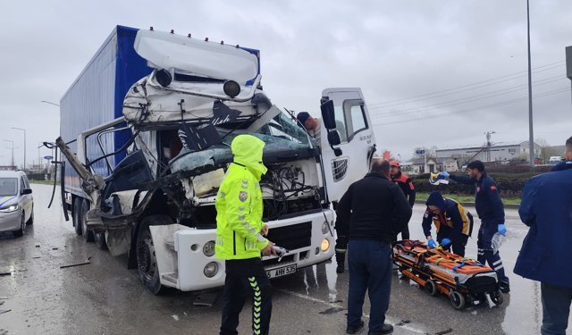 Sıkışan sürücü yaralandı