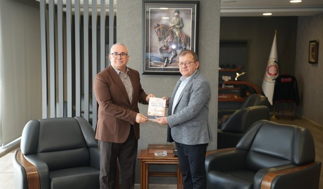 Prof. Işık, Başaranhıncal’a  kitabını hediye etti