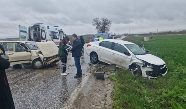 Çorum’da iki otomobil çarpıştı: 3 yaralı