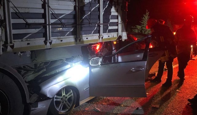 Otomobil park halindeki TIR’a  çarptı, köy muhtarı ağır yaralandı