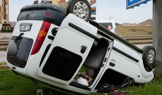 Motosiklete çarpan hafif  ticari araç takla attı