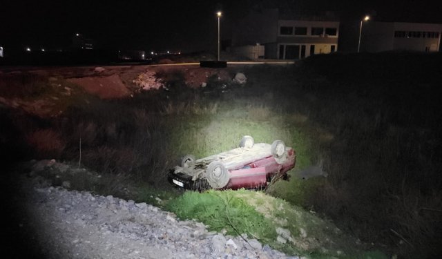 Takla atan aracı bırakarak kaçtılar