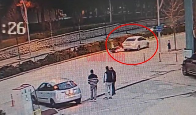 Çorum'da bir anlık dikkatsizlik kaza getirdi! Motosiklet sürücüsünün hastanelik olduğu kaza kamerada