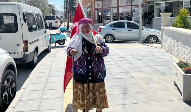 75 yaşındaki Satı teyzenin  bayrak sevgisi