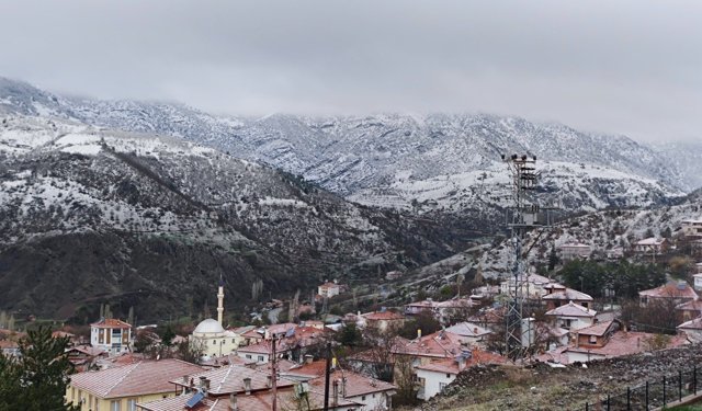 Çorum'un köyleri beyaza büründü