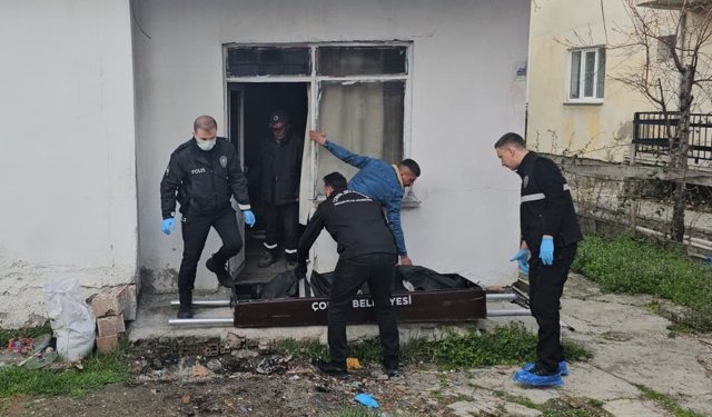 Evinde ölü bulundu