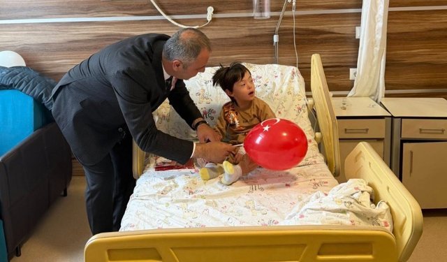 Ülkücülerden hastanede çocuklara bayram morali