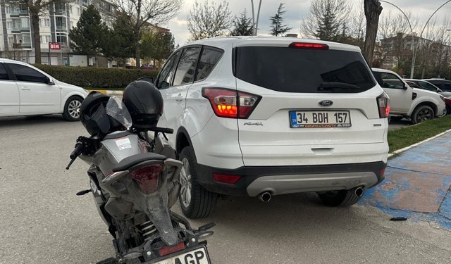 Çorum’da motosiklet otomobile çarptı: 2 yaralı