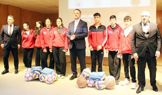 Eminoğlu, Çorum’da gençlerle bir araya geldi