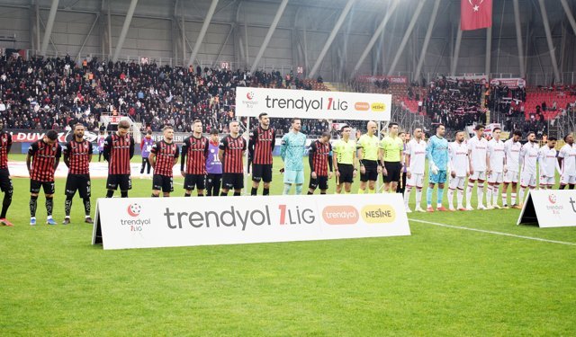 Okul saldırısında  hayatını kaybedenler için saygı duruşu