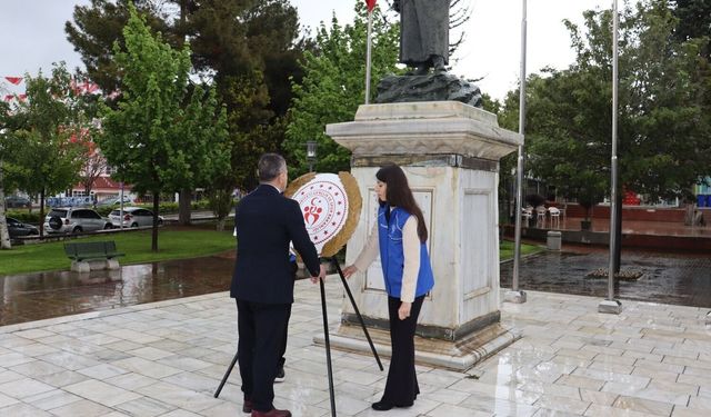 Ata’ya  çelenk  sundular