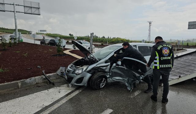 Çarpışmanın şiddetiyle araçlarda sıkıştılar: 7 yaralı