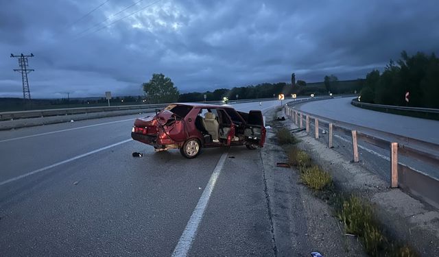 Çorum’da otomobil bariyerlere çarptı: 1 yaralı