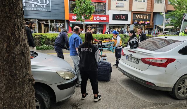 Otomobil kapısı aniden açıldı: Motosikletli hastanelik oldu