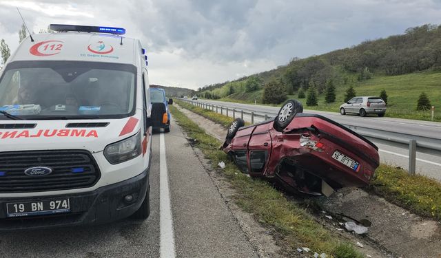 Çorum’da otomobil orta refüje devrildi: 5 yaralı