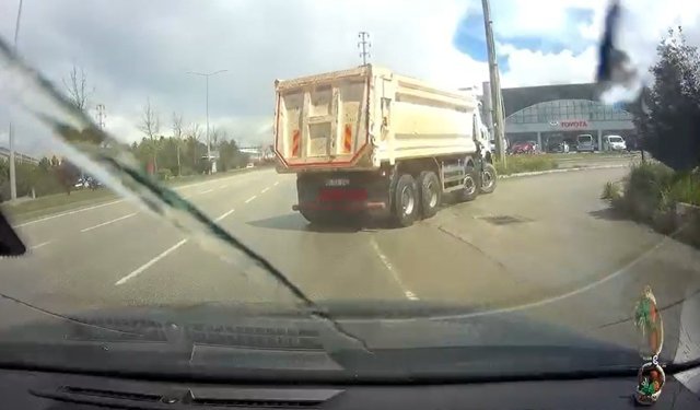 Saniyelerle felaketi önledi: Hafriyat kamyonunun tehlikeli manevrası kamerada