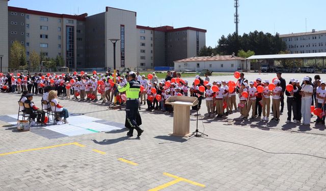Jandarma’dan 200 öğrenciye trafik eğitimi