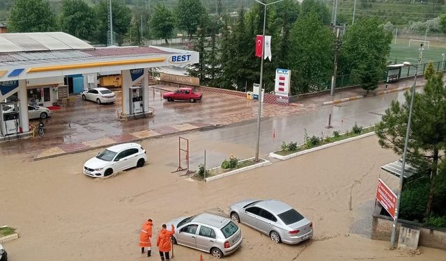 Sağanak ve dolu iki ilçeyi vurdu