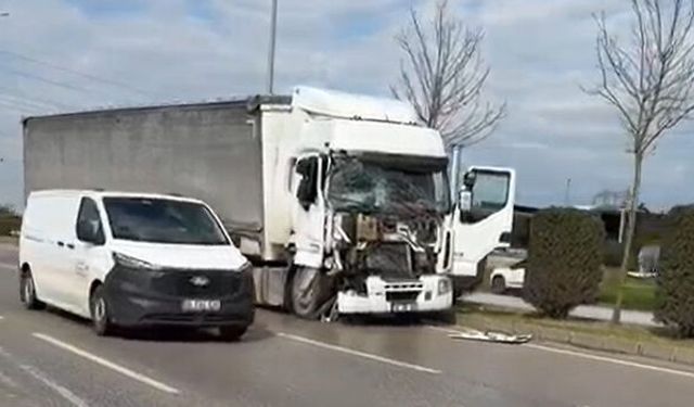 Tır kamyona çarptı: 1 yaralı
