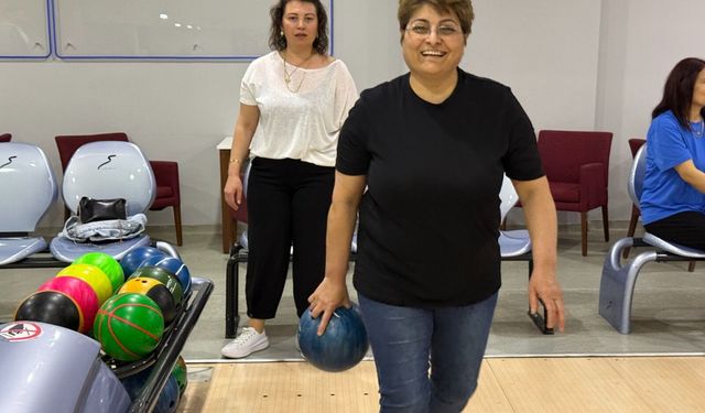 Belediye, anneleri bowling etkinliğinde ağırladı