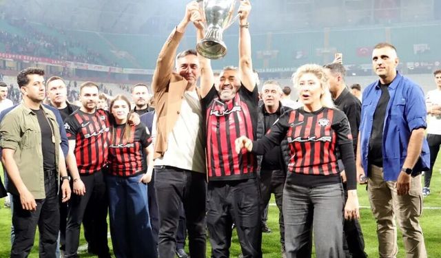 Arca yönetimi şampiyonluğu takımla kutladı