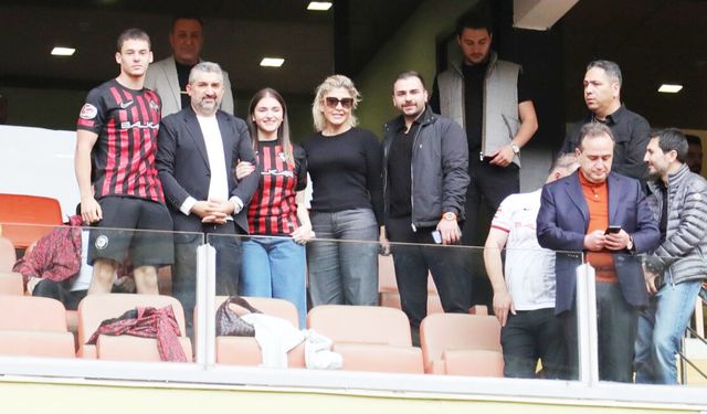 Balçık ailesiyle izledi,  kupayı taraftarla kaldırdı